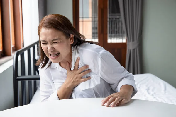 Doente Meia Idade Asiática Mulher Sofrendo Ataque Lareira Parada Cardíaca — Fotografia de Stock
