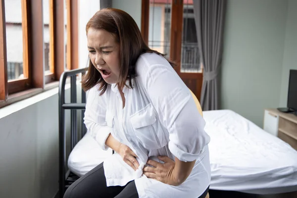Wanita Asia Tengah Yang Sakit Menderita Sakit Perut Diare Sembelit — Stok Foto