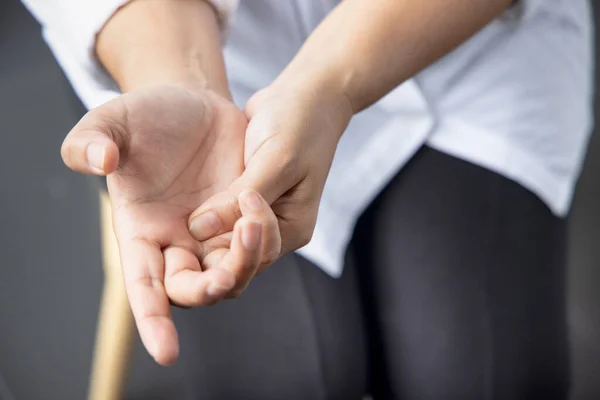 亚洲中年妇女 患有触发手指 头颈或腕管综合征 痛风病 关节炎 — 图库照片