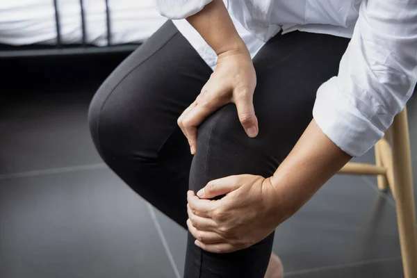 Kranke Frau Mittleren Alters Die Knieschmerzen Kniegelenkverletzungen Gicht Rheuma Osteoporose — Stockfoto