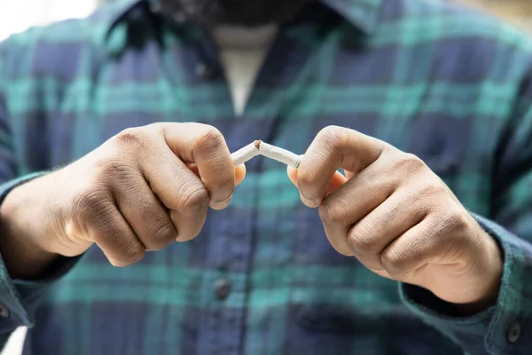 Africano Negro Hombre Dejar Fumar Fumar Prohibición Concepto — Foto de Stock