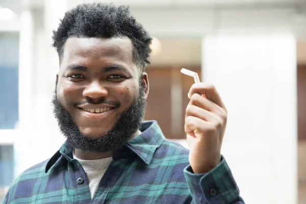 Szczęśliwy Uśmiech Sukces Afryki Czarny Człowiek Rzucić Palenie Zakaz Palenia — Zdjęcie stockowe