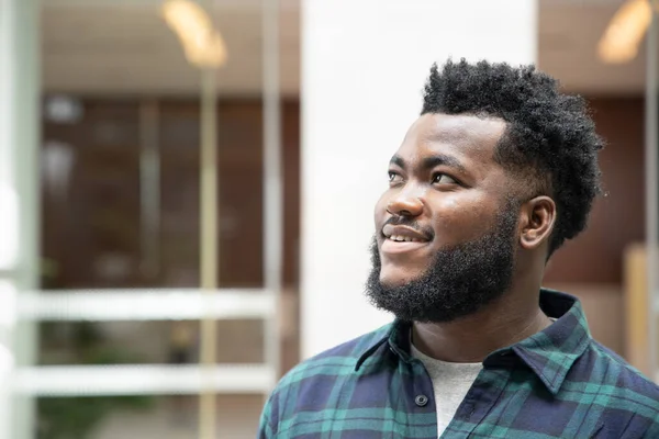 Glücklicher Afrikanischer Schwarzer Mann Der Nach Oben Schaut — Stockfoto