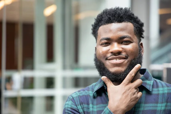 Feliz Sorrindo Confiante Homem Negro Africano Retrato Otimista Amigável Homem — Fotografia de Stock