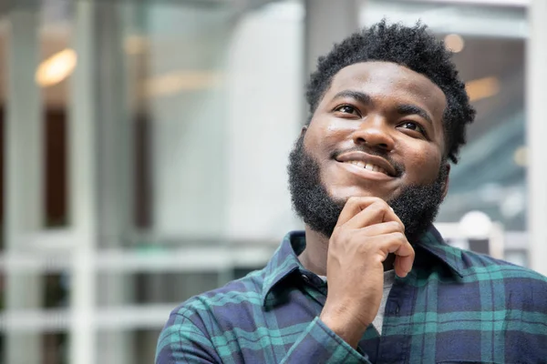 Счастливый Чернокожий Афроамериканец Думает Планирует Находит Хорошую Идею — стоковое фото