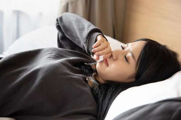 Άρρωστη Γυναίκα Στο Κρεβάτι Καταρρέουσα Μύτη Έννοια Του Συμπτώματος Της — Φωτογραφία Αρχείου