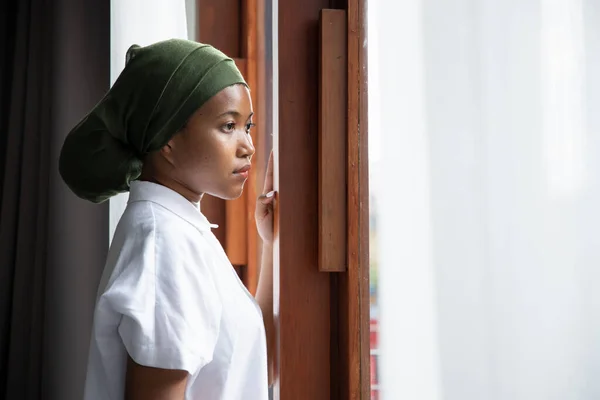 Porträtt Ledsen Afrikansk Ung Kvinna Cancer Patient Slåss Med Sjukdomen Stockfoto