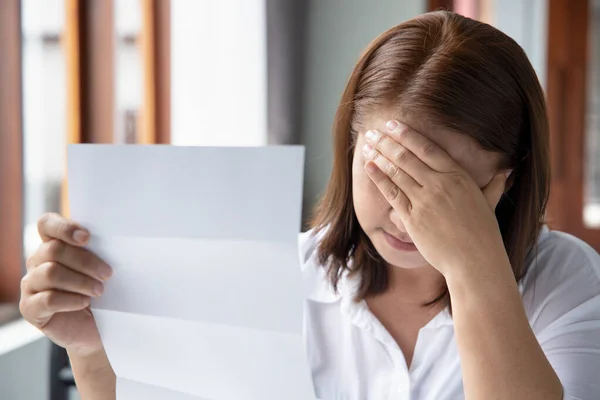 Frustrerad Chockad Stressad Medelålders Kvinna Med Dyra Räkningar Skuldfaktura Vräkningsbesked Stockfoto