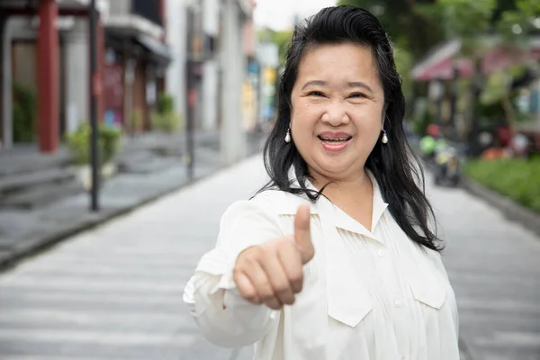 Alt Asiatisch Senior Frau Giving Billigend Daumen Nach Oben Geste — Stockfoto
