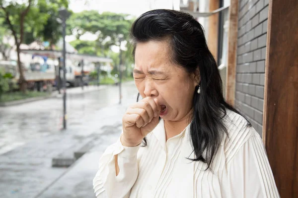 インフルエンザやコロナウイルス感染症で咳をする病気のアレルギー性高齢女性 Covid 19症状 — ストック写真