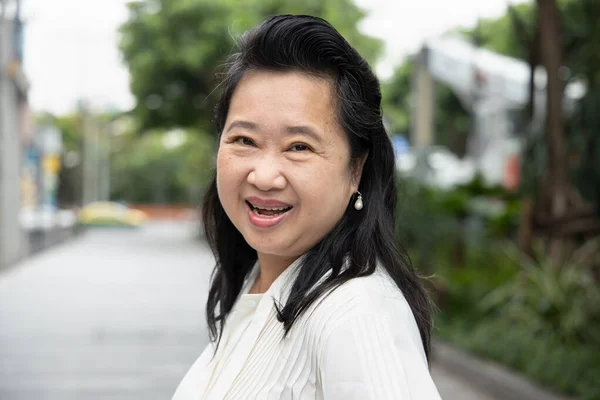 Felice Amichevole Asiatico Vecchio Anziano Donna Sorridente Voi Fotografia Stock