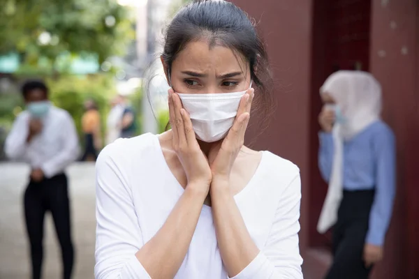 Orolig Och Rädd Asiatisk Kvinna Bär Ansiktsmask Med Rädsla Normal Royaltyfria Stockfoton
