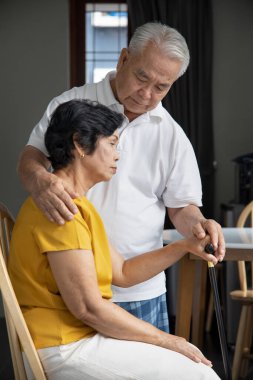 Yaşlı çiftin el ele tutuşması, birbirlerini önemsemeleri, yaşlı çift emeklilik konsepti ya da huzurevi, yaşlılıkta aşk ve bakım.