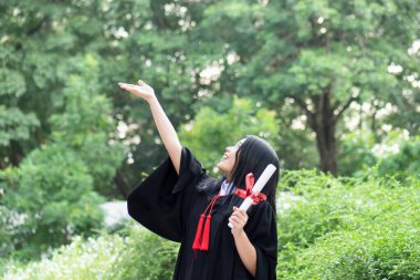 Üniversite veya üniversite mezunu Asyalı bir öğrenci