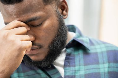 Baş ağrısı, baş dönmesi, baş dönmesi, stres, felç, depresyon, patinaj, Alzheimer hastalığı, beyin kanseri, hafıza kaybı gibi hastalıklar geçiren siyahi bir adam.