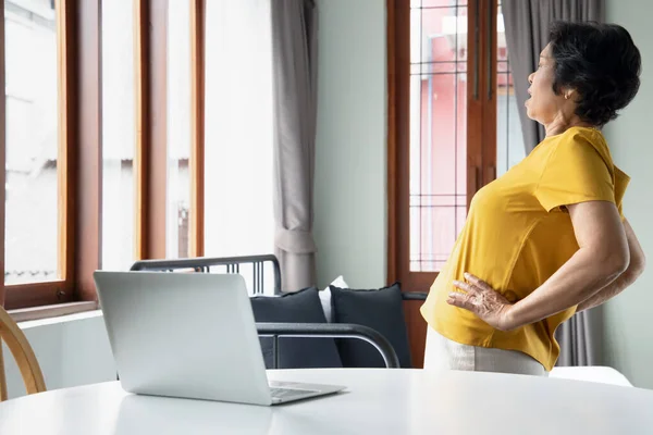 Gammal Äldre Asiatisk Kvinna Som Använder Videosamtal För Yoga Online — Stockfoto