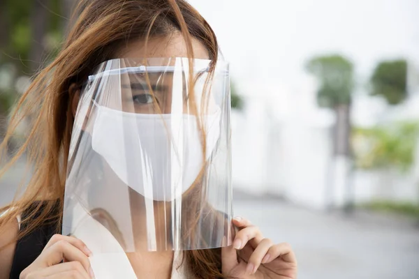 戴口罩及戴口罩的妇女 观察新的正常社交距离措施 通过额外的身体距离预防措施 使曲线平缓 预防病毒感染 — 图库照片