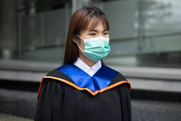 Ασιάτης Φοιτητής Φορώντας Μάσκα Προσώπου Αποφοιτώντας Κατά Διάρκεια Της Πανδημίας — Φωτογραφία Αρχείου