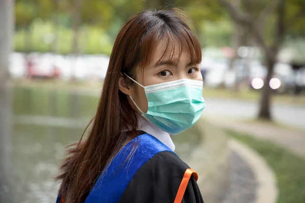 フェイスマスクを着用したアジアの学生は Covid 19パンデミックの間に卒業 — ストック写真