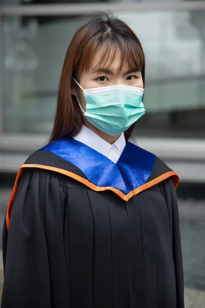 Ασιάτης Φοιτητής Φορώντας Μάσκα Προσώπου Αποφοιτώντας Κατά Διάρκεια Της Πανδημίας — Φωτογραφία Αρχείου
