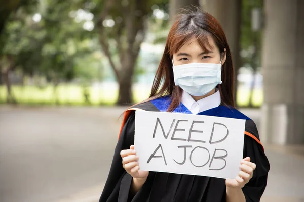 Ασιάτισσα Φοιτήτρια Φοιτήτρια Μάσκα Προσώπου Έννοια Της Ανεργίας Λόγω Περικοπής — Φωτογραφία Αρχείου