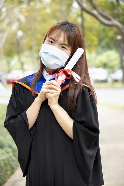 Felice Sorridente Studente Asiatico College Possesso Laurea Mentre Indossa Maschera — Foto Stock