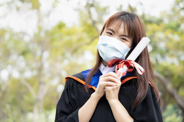 Felice Sorridente Studente Asiatico College Possesso Laurea Mentre Indossa Maschera — Foto Stock