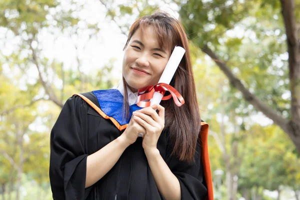 Ευτυχισμένη Επιτυχημένη Χαμογελαστή Γυναίκα Φοιτητής Πανεπιστήμιο Αποφοίτηση Πορτρέτο Του Διπλώματος — Φωτογραφία Αρχείου
