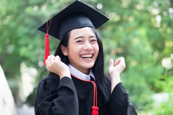 Mutlu Üniversite Mezunu Başarılı Eğitim Kavramı Mutlu Diploma Günü Kadın — Stok fotoğraf