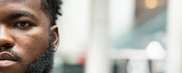 Bannière Portrait Demi Visage Homme Africain Noir Confiant Vous Regardant — Photo