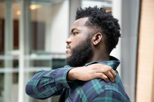 Mann Kratzt Juckender Schulterhaut Kranker Afrikanischer Mann Kratzt Seine Haut — Stockfoto