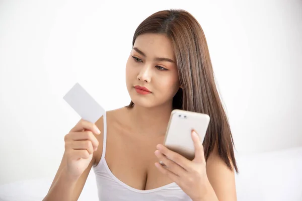 Жінка Купує Вдома Смартфоном Кредитною Карткою Концепція Відеодзвінка Покупки Вдома — стокове фото