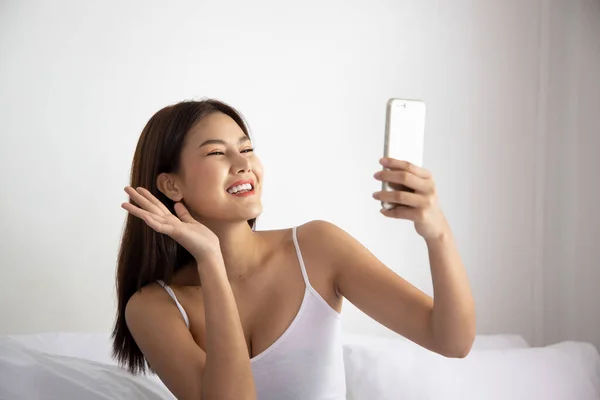 Щаслива Жінка Робить Відеодзвінок Вдома Смартфоном Концепція Підключення Через Відеодзвінок — стокове фото