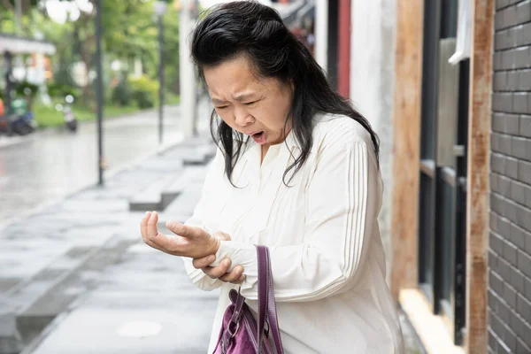 Vecchia Donna Anziana Asiatica Affetta Dito Grilletto Cps Sindrome Del — Foto Stock