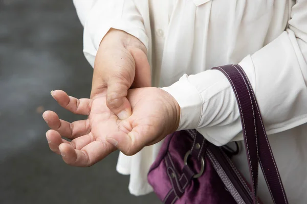 老年亚洲老年妇女 患有触发手指 头颈或腕管综合征 痛风病 关节炎 — 图库照片