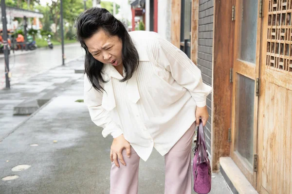 Zieke Oudere Vrouw Met Kniepijn Kniegewricht Jicht Reumatoïde Osteoporose — Stockfoto