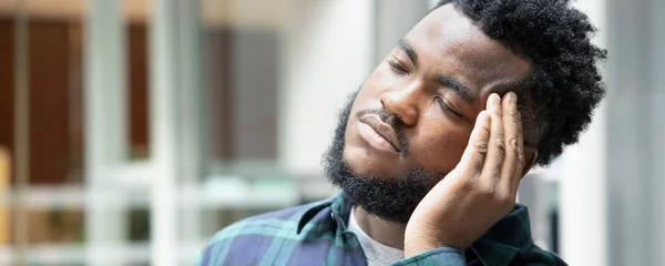 頭痛に苦しむ黒人アフリカ人男性のバナー 目まい めまい ストレス 脳卒中 うつ病 燃え尽き アルツハイマー病 記憶喪失のための病気の概念 — ストック写真