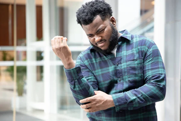 Homem Negro Africano Sofre Dor Nas Articulações Cotovelo Osteoporose Óssea — Fotografia de Stock