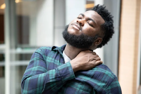 Homem Doente Com Problema Saúde Ombro Conceito Síndrome Escritório Excesso — Fotografia de Stock