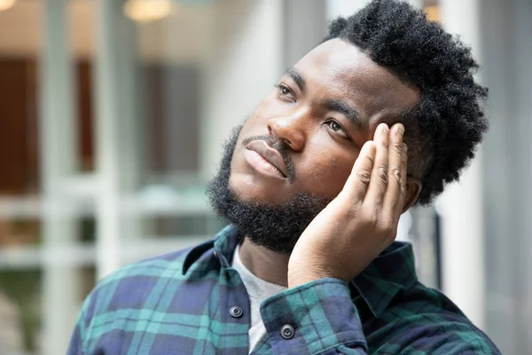 Kranker Schwarzafrikanischer Mann Mit Kopfschmerzen Gesundheits Und Krankheitskonzept Für Schwindel — Stockfoto