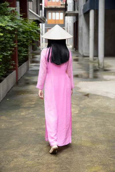 Baksidan Slumpmässiga Anonyma Vietnamesiska Kvinna Sydöstra Asien Resa Scen Porträtt — Stockfoto