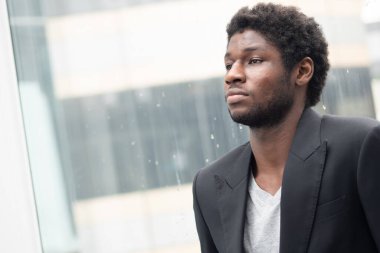 Üzgün üzgün Afrikalı siyahi işadamı, başarısız zenci iş adamının portresi, iş sorunu konsepti, ofis stresi sendromu, ekonomik durgunluk, işten çıkarma, işsizlik