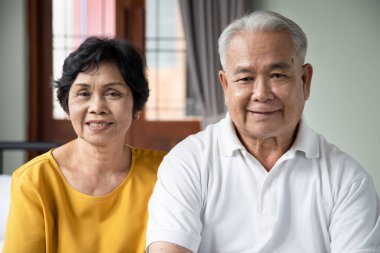 Mutlu Asyalı yaşlı çift, bugünden itibaren, iyi günde, kötü günde, zenginlikte, fakirlikte, hastalıkta ve sağlıkta, ölüm bizi ayırana kadar...