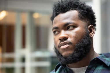 Üzgün Afrikalı siyahi adam gözyaşları içinde ağlıyor.