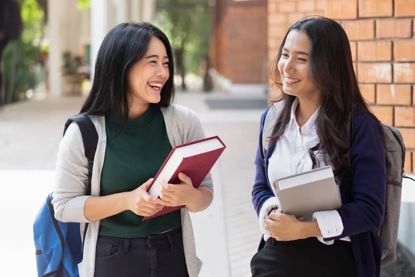 Feliz Sorrindo Asiático Mulher Faculdade Estudante Universidade Campus Com Seu — Fotografia de Stock