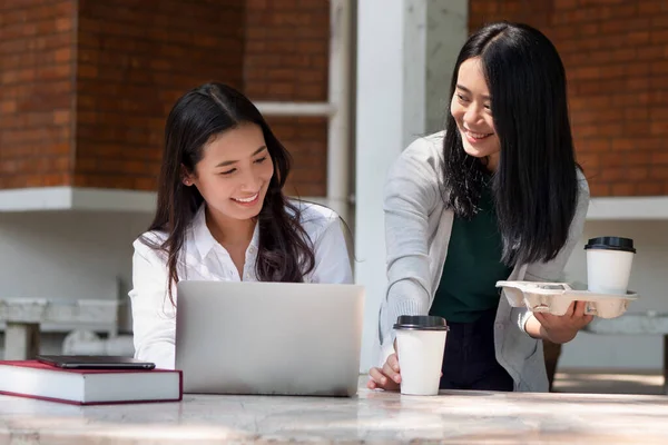 Glad Asiatisk Kvinna College Student Studerar Och Dricka Kaffe Universitetsområdet — Stockfoto