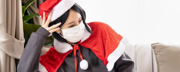 Nešťastná Vánoční Žena Santa Clause Oblek Bolestí Hlavy Nošení Obličejové — Stock fotografie
