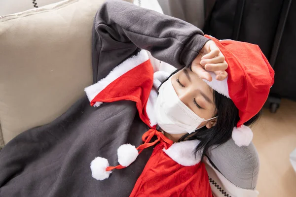 Sick Vánoční Žena Santa Clause Oblek Bolestí Hlavy Nošení Obličejové — Stock fotografie