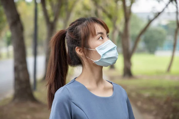 屋外の公園で顔マスクを身に着けているアジアの女性 予防措置を取るの概念 社会的距離 コロナウイルス治療を待っている間 新しい通常の生活 Covid 19ワクチン — ストック写真
