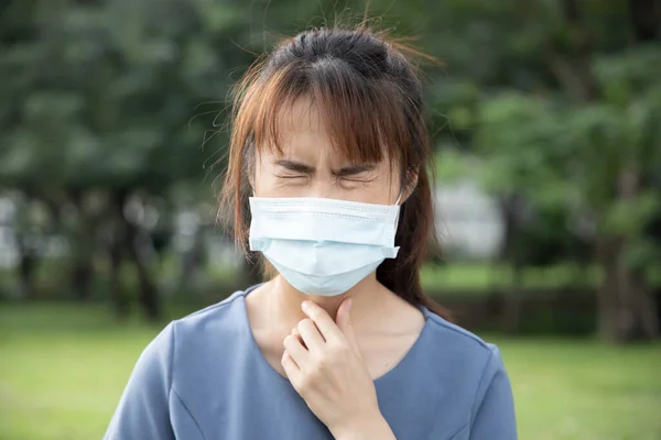 Asiatin Mit Halsschmerzen Gesichtsmaske Grünen Park Konzept Der Coronavirus Infektion — Stockfoto